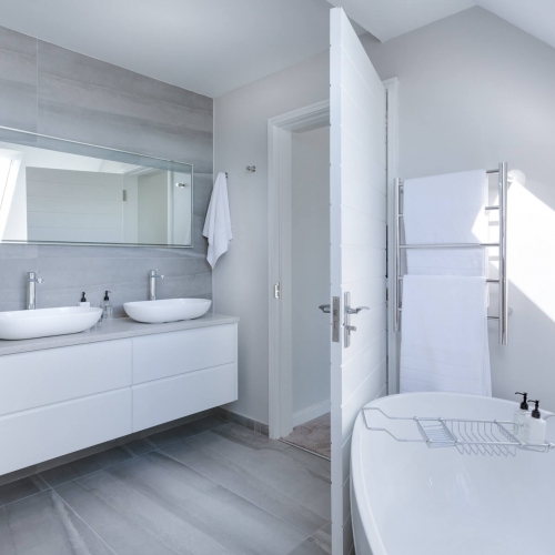 white-bathroom-interior-1454804