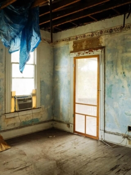 brown-broom-and-white-plastic-bucket-3562689 (1)