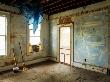 brown-broom-and-white-plastic-bucket-3562689 (1)