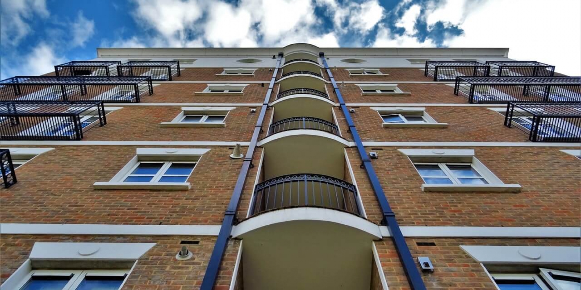 low-angle-photography-of-brown-brick-building-981916