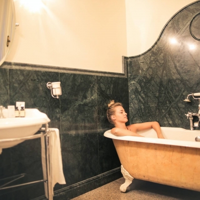 topless-relaxing-on-bathtub-3771784