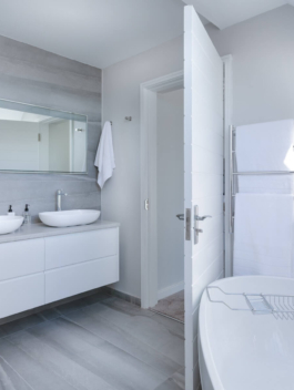 white-bathroom-interior-1454804