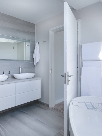 white-bathroom-interior-1454804