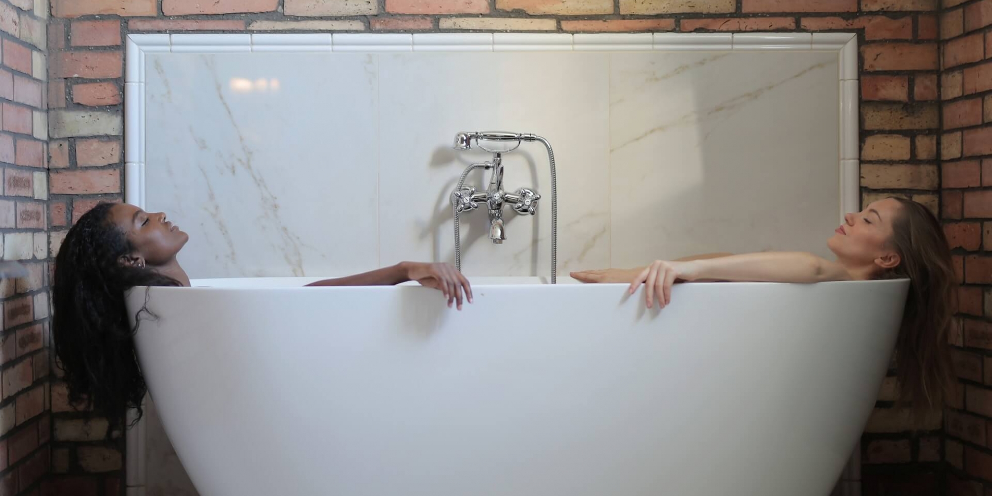 women-in-a-tub-3926152