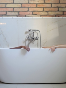 women-in-a-tub-3926152